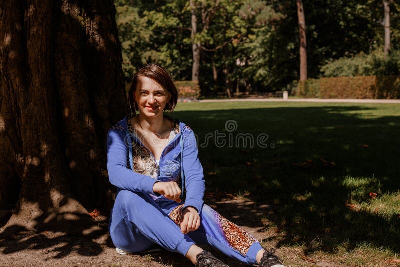 Belle femme fille dans un tracksuit fait du sport dans le parc. mode de vie sain. journée d'été chaude. fille caucasienne en costu photo stock