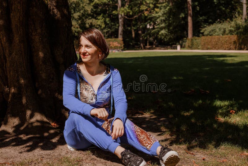 Belle femme fille dans un tracksuit fait du sport dans le parc. mode de vie sain. journée d'été chaude. fille caucasienne en costu images stock