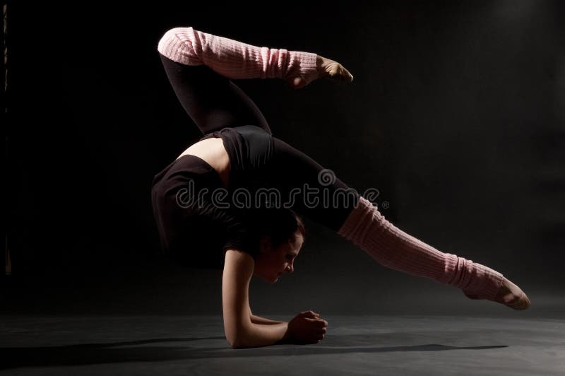 Portrait En Pied D'une Performance Artistique D'une Talentueuse Danseuse De  Ballet Flexible Se Déplaçant Dans Un Nuage De Poussière Jeune