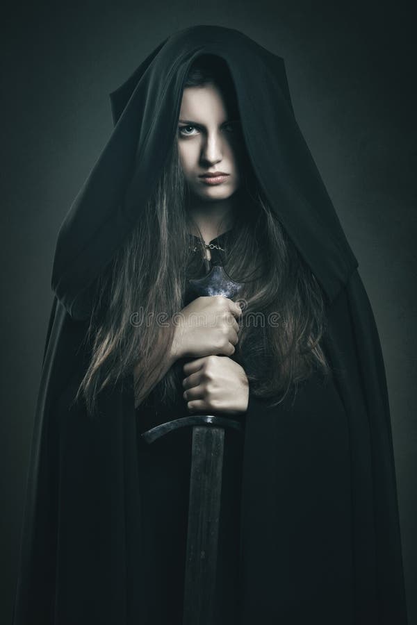 Belle femme foncée avec la robe longue et l'épée noires