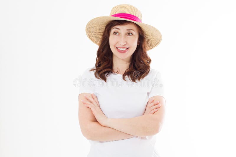 Belle femme heureuse de Moyen Âge dans le chapeau d'été d'isolement sur le fond blanc Tête d'été et faire face à la protection de photo libre de droits Belle femme heureuse de Moyen Âge dans le chapeau d'été d'isolement sur le fond blanc Tête d'été et faire face à la protection de photo libre de droits