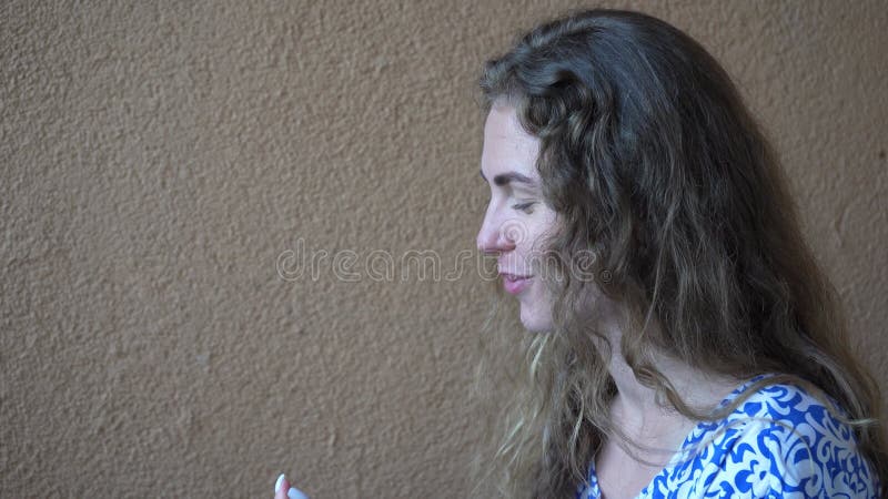Belle femme heureuse tenant un morceau de nourriture dans sa main. une fille sur fond jaune mange une pizza closeup. le banque de vidéos