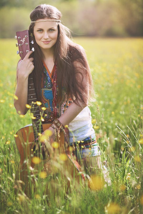 Beau Hippie Avec La Guitare Faisant De Lauto Stop Image Stock Image