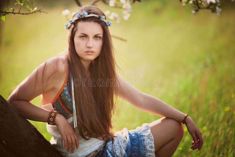 Belle femme hippie se penchant sur un arbre