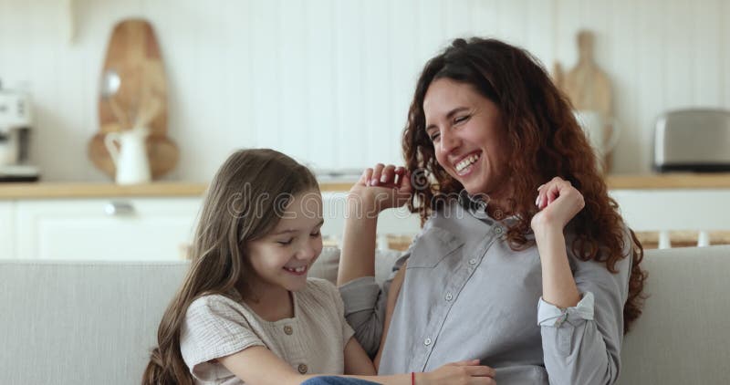 Belle femme hispanique chatouille sa adorable petite fille banque de vidéos