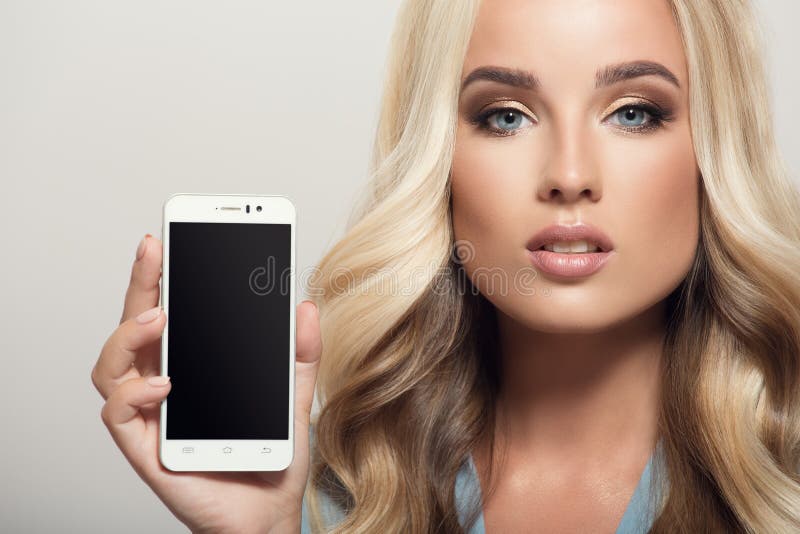 Belle femme jugeant le smartphone disponible Affichage de calibre Cl photographie stock libre de droits Belle femme jugeant le smartphone disponible Affichage de calibre Cl photographie stock libre de droits
