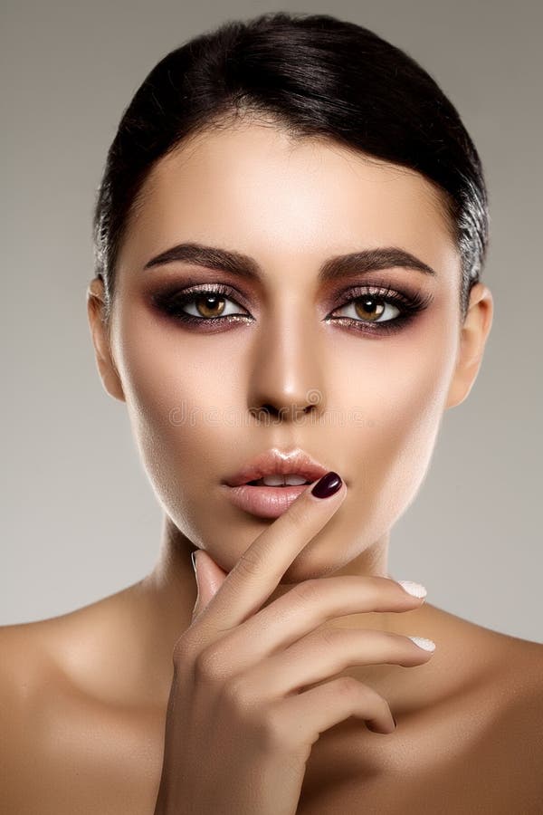 Belle femme modèle dans fille moderne de maquillage de salon de beauté la jeune i images stock Belle femme modèle dans fille moderne de maquillage de salon de beauté la jeune i images stock
