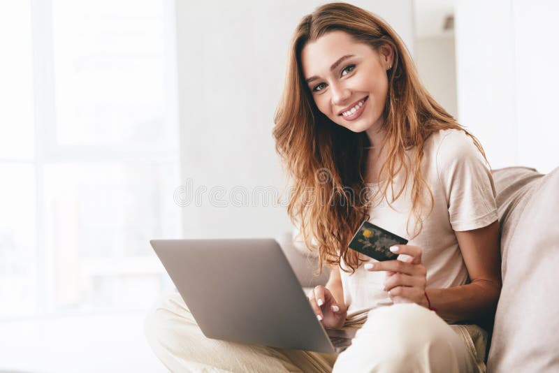 Belle femme montrant la carte de crédit à l'appareil-photo photos stock Belle femme montrant la carte de crédit à l'appareil-photo photos stock