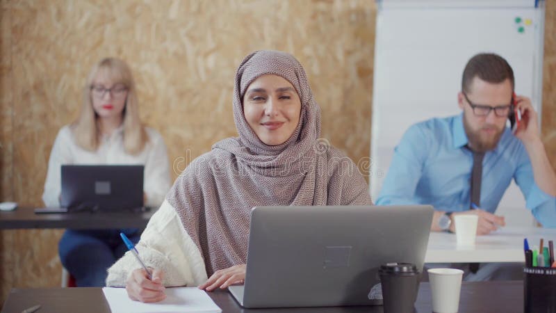 Belle femme musulmane dans le bureau clips vidéos