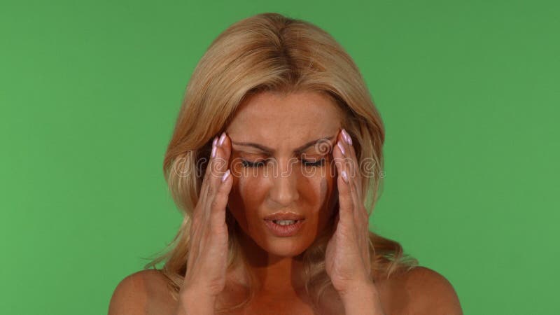 Belle femme mûre ayant le mal de tête photo libre de droits Belle femme mûre ayant le mal de tête photo libre de droits