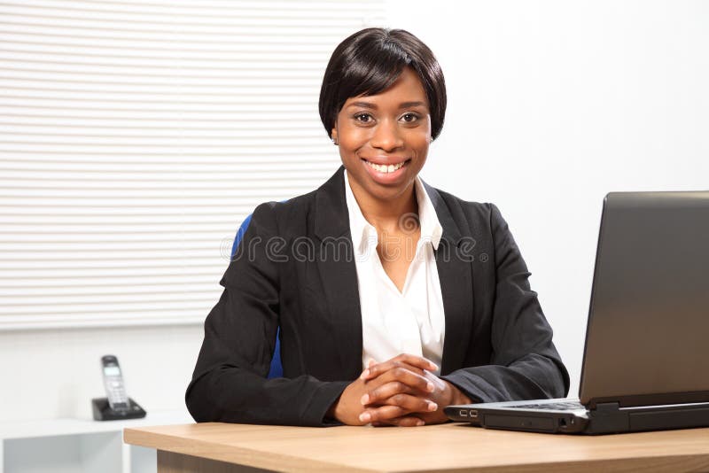 Belle femme noire heureuse d'affaires dans le bureau images libres de droits