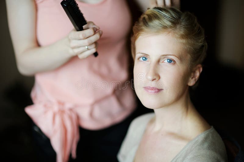 Belle femme obtenant lui des cheveux faits photo libre de droits Belle femme obtenant lui des cheveux faits photo libre de droits