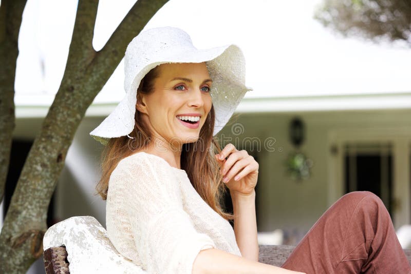 Belle femme plus âgée souriant avec le chapeau du soleil image stock