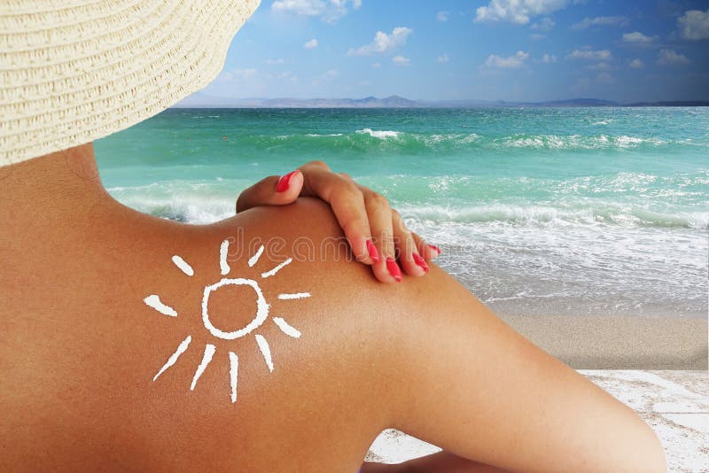 Belle femme se préparant au bain de soleil, utilisant la protection solaire pour une protection saine du soleil de peau
