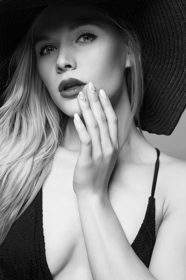 Belle femme sexuelle dans le chapeau ?t? images stock Belle femme sexuelle dans le chapeau ?t? images stock