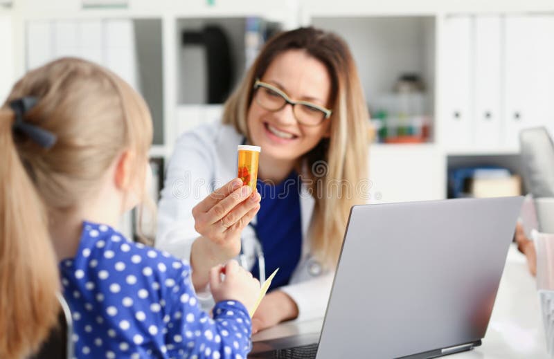 Belle femme souriante docteur tenir dans la pilule d'armes images libres de droits