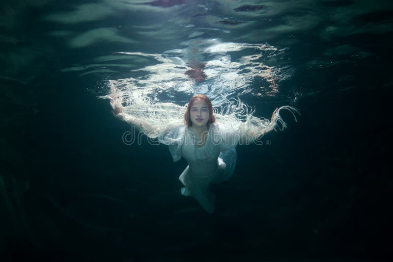 Belle femme sous l'eau photographie stock Belle femme sous l'eau photographie stock