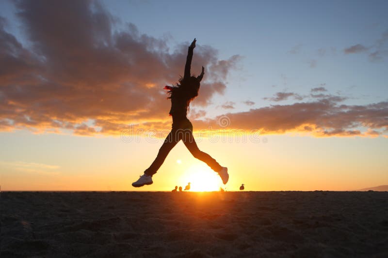 Belle femme sur la plage au coucher du soleil images libres de droits Belle femme sur la plage au coucher du soleil images libres de droits