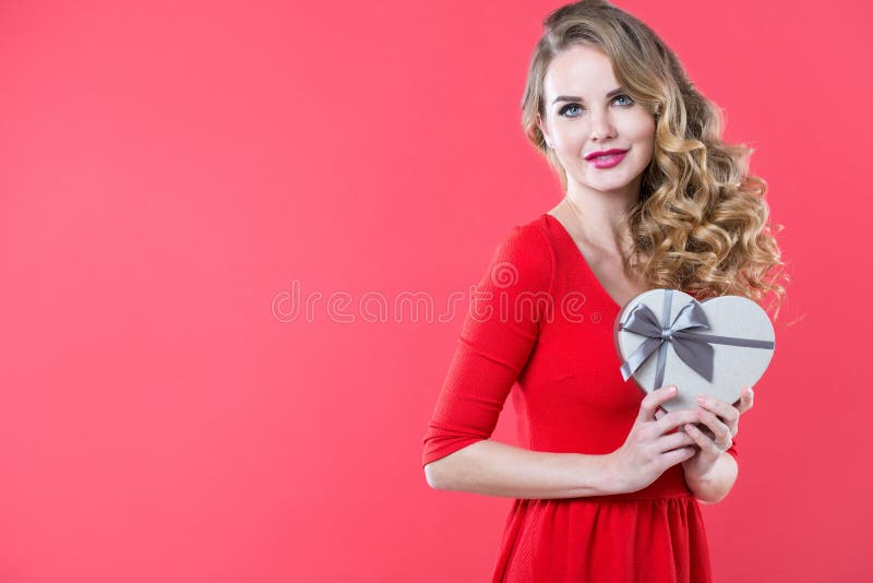 Belle Femme Tenant Une Boîte Cadeau Pour La Saint-valentin En Robe