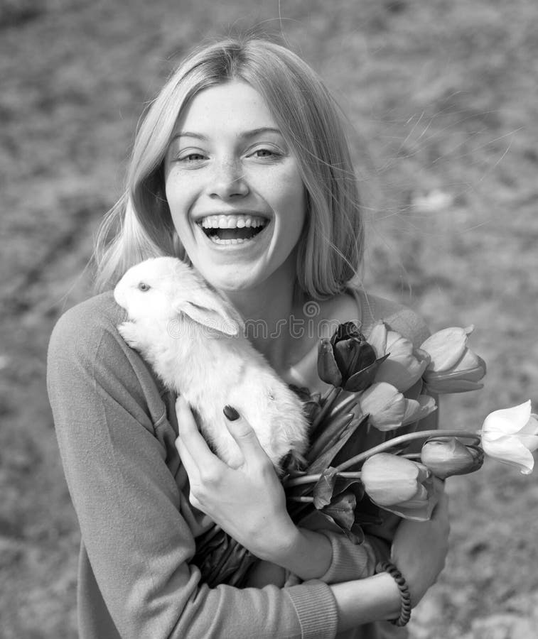 Jolie Petite Fille Portant Des Oreilles De Lapin Et Peignant Des Oeufs De  Pâques Avec Des Couleurs Et Un Pinceau À La Maison. Enfant Heureux Se  Préparant Pour Le Jour De Pâques.