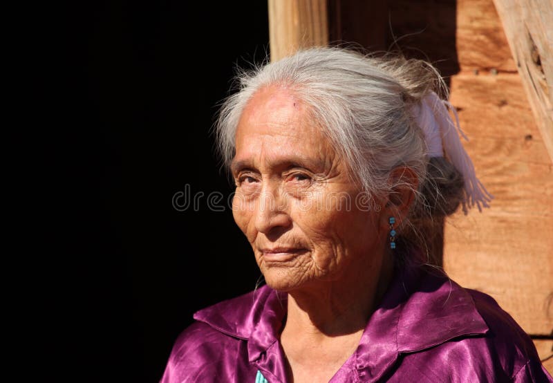 Belle femme âgée de Navajo à l'extérieur dans lumineux
