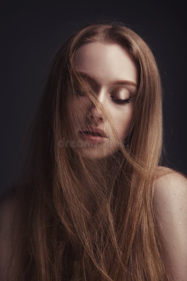 Belle femme élégante avec de longs cheveux droits image stock Belle femme élégante avec de longs cheveux droits image stock