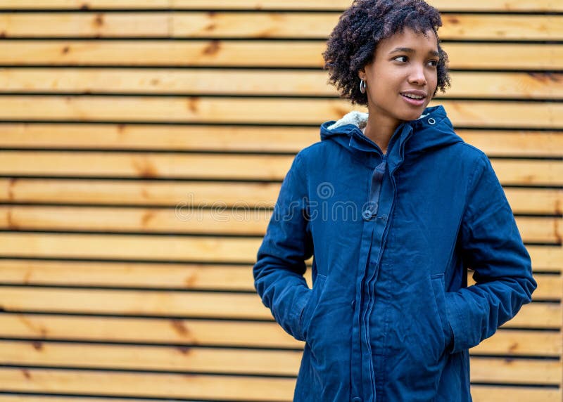 Type Avec Une Fille Africaine Dans L Amour Dans La Promenade Du Parc D Automne Au Coucher Du