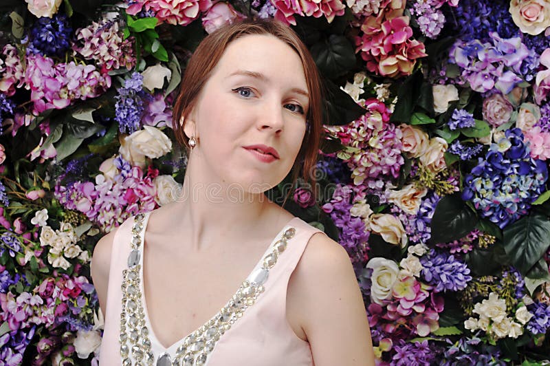 Belle fille avec des fleurs photo libre de droits Belle fille avec des fleurs photo libre de droits