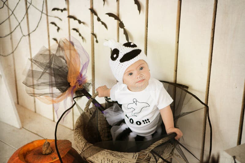 Belle fille avec la trisomie 21 dans un costume sur des fantômes d'un Halloween de vacances image stock Belle fille avec la trisomie 21 dans un costume sur des fantômes d'un Halloween de vacances image stock