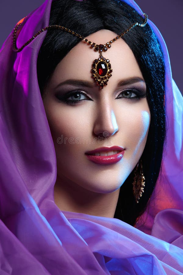 Belle Fille Avec Le Maquillage Arabe Photo stock - Image du bijoux