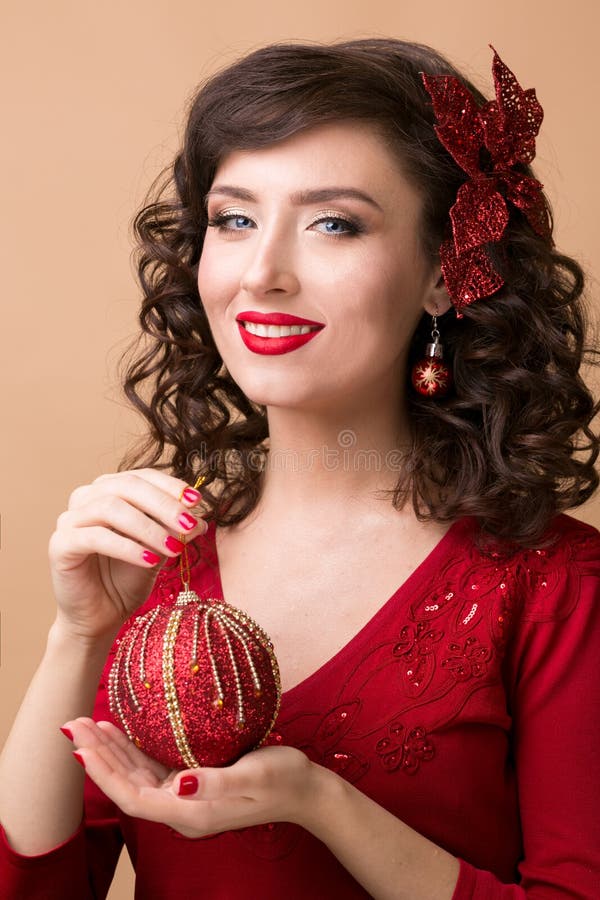 Belle fille avec une boule rouge de Noël photographie stock libre de droits Belle fille avec une boule rouge de Noël photographie stock libre de droits