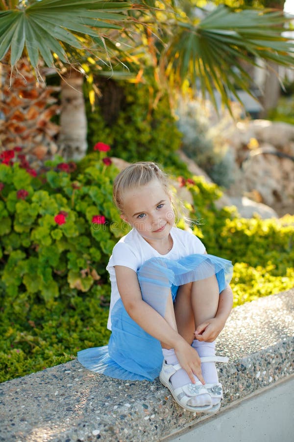 Une Petite Fille Blonde élégante En Jeans Et Un T-shirt Blanc Marche Dans  La Rue. Fille 7 Ans Petit Modèle, Bel Enfant