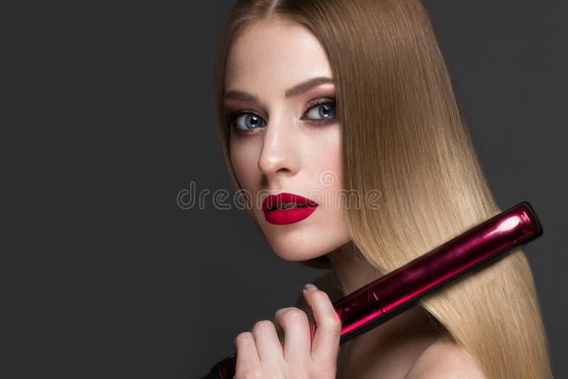 Belle fille blonde avec des cheveux parfaitement lisses, un bordage, un maquillage classique et des lèvres rouges Visage de beaut images libres de droits Belle fille blonde avec des cheveux parfaitement lisses, un bordage, un maquillage classique et des lèvres rouges Visage de beaut images libres de droits