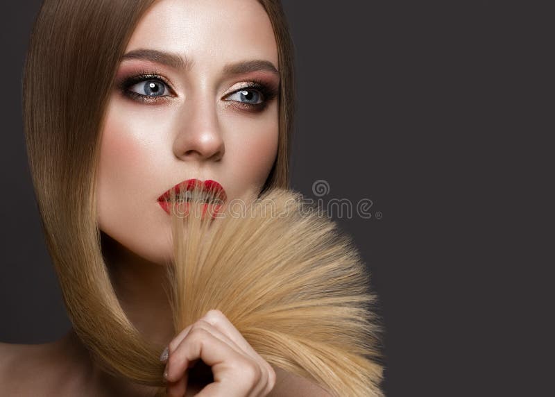 Belle fille blonde avec des cheveux parfaitement lisses, un maquillage classique et des lèvres rouges Visage de beauté photographie stock Belle fille blonde avec des cheveux parfaitement lisses, un maquillage classique et des lèvres rouges Visage de beauté photographie stock