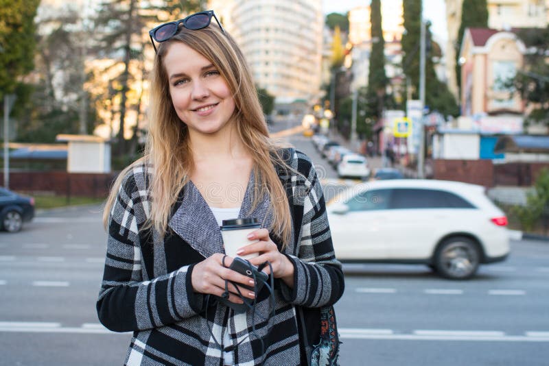 Belle fille blonde marchant autour de la ville photos stock Belle fille blonde marchant autour de la ville photos stock