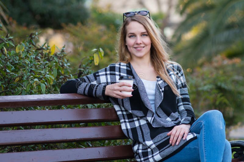 Belle fille blonde marchant autour de la ville photos stock Belle fille blonde marchant autour de la ville photos stock
