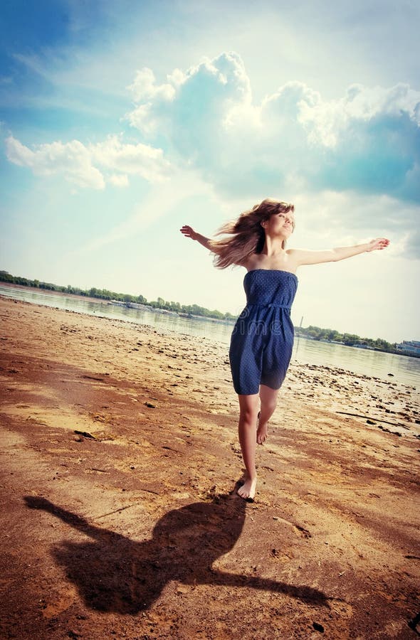 Belle fille branchant sur la plage images libres de droits