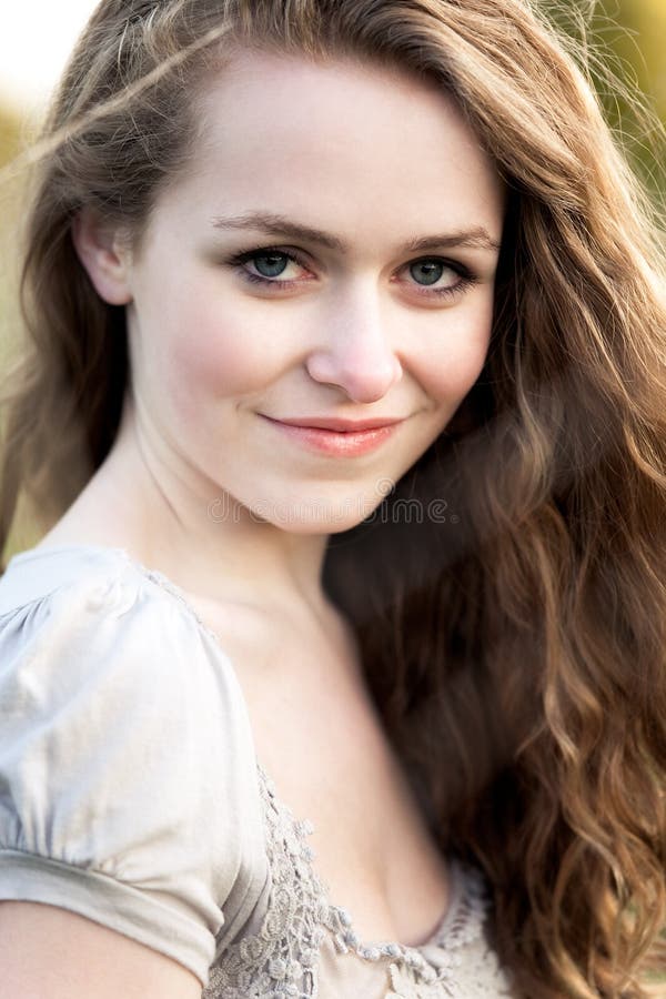 Belle jeune femme caucasienne photographie stock