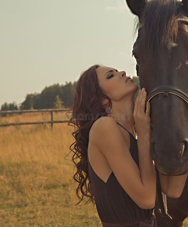 Jeune Femme Sur Un Cheval Cavalier De Horseback, Cheval D'équitation De