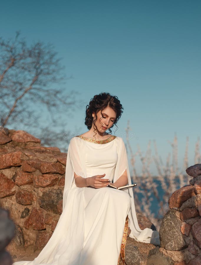 Belle fille dans une robe grecque photo stock Belle fille dans une robe grecque photo stock