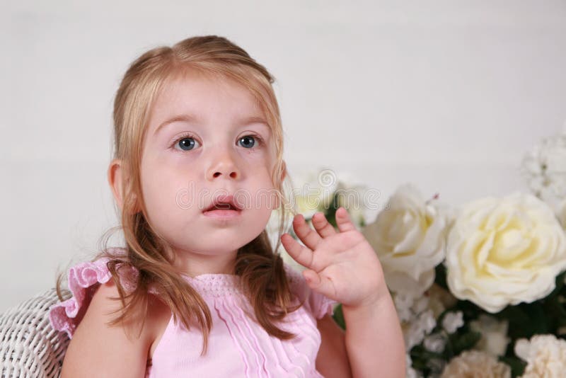 Belle fille de 2 ans image stock. Image du humain, robe - 10945007