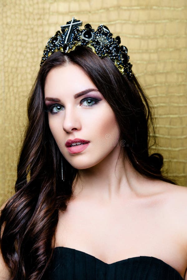 Belle fille de brune avec de longs cheveux bruns sains Beauté Woman modèle avec le maquillage professionnel photos stock Belle fille de brune avec de longs cheveux bruns sains Beauté Woman modèle avec le maquillage professionnel photos stock