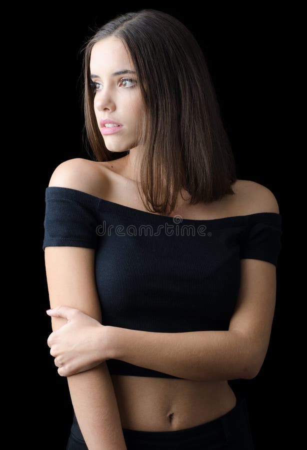 Belle fille de brune dans des vêtements noirs d'isolement sur le noir images stock Belle fille de brune dans des vêtements noirs d'isolement sur le noir images stock