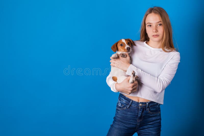 Belle fille de l'adolescence élégante sur le fond bleu images libres de droits Belle fille de l'adolescence élégante sur le fond bleu images libres de droits