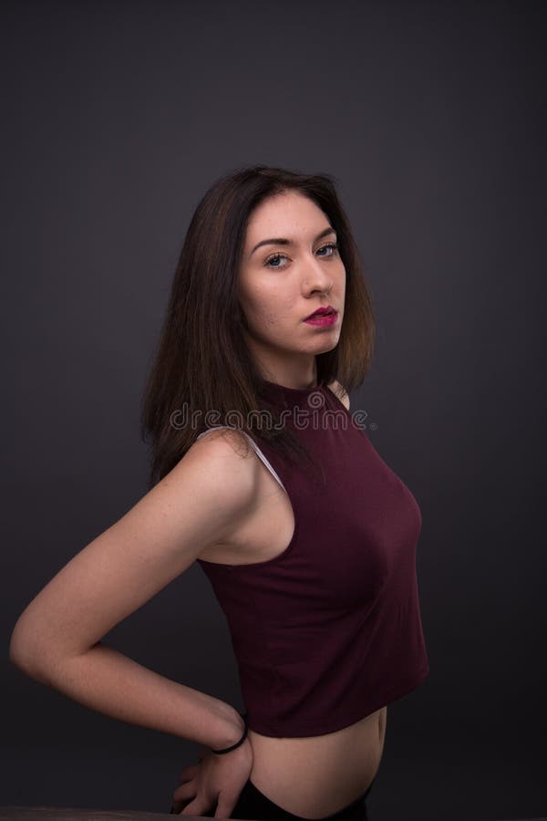 Belle fille de portraits dans le studio photographie stock libre de droits Belle fille de portraits dans le studio photographie stock libre de droits