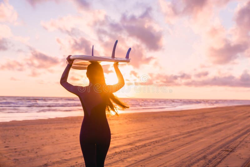 Jeune Planche De Surf De Baiser De Fille De Ressac Femme Heureuse De