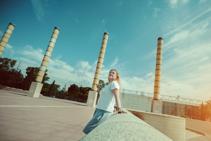 Belle fille de taille plus attendant son ami sur la place image stock Belle fille de taille plus attendant son ami sur la place image stock