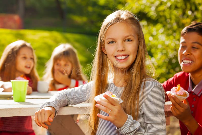 Belle fille et enfants heureux s'asseyant dehors photo libre de droits Belle fille et enfants heureux s'asseyant dehors photo libre de droits