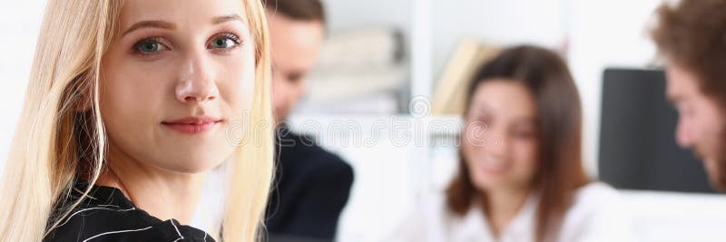 Belle fille gaie de sourire sur le lieu de travail photographie stock libre de droits Belle fille gaie de sourire sur le lieu de travail photographie stock libre de droits