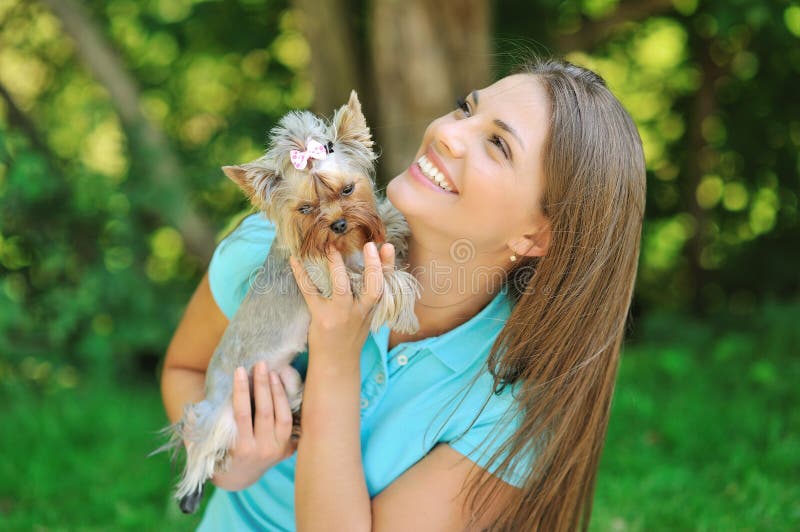 Belle fille jouant avec son petit chiot image stock Belle fille jouant avec son petit chiot image stock